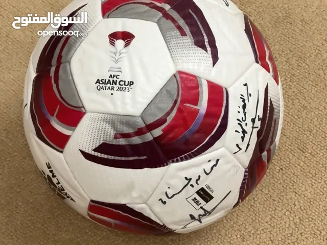 كرة كأس آسيا 2023 الرسمية مع توقيع محللي المجلس في قناة الكأس (alkass)