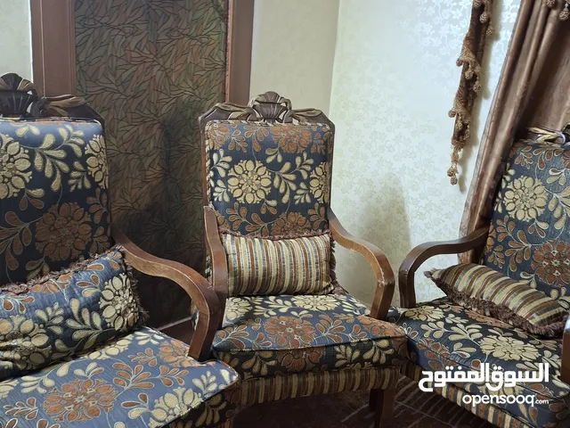 للبيع طقم كنب تفصيل خشب زان – حالة ممتازة بالإضافه الى 3 اسكملات