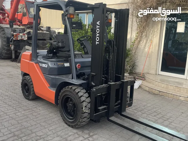 2014 Forklift Lift Equipment in Sharjah