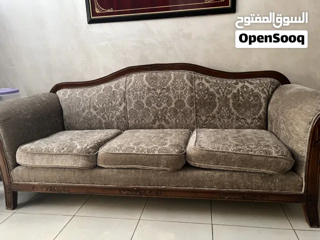 للبيع طقمين كنب بحالة الوكالة استخدام قليل وبسيط