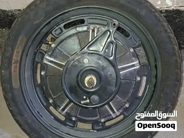للبيع تايرين مع الرنق خلفي أمامي سكوتر مقاس 16 مع بطاريه وشاحنه التايرين