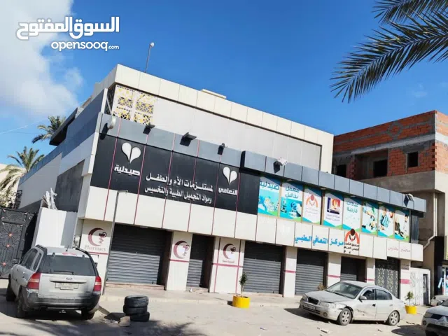 مبنى تجاري من ثلاثة طوابق بمسقوف1300مترمربع وعدد25حجرة