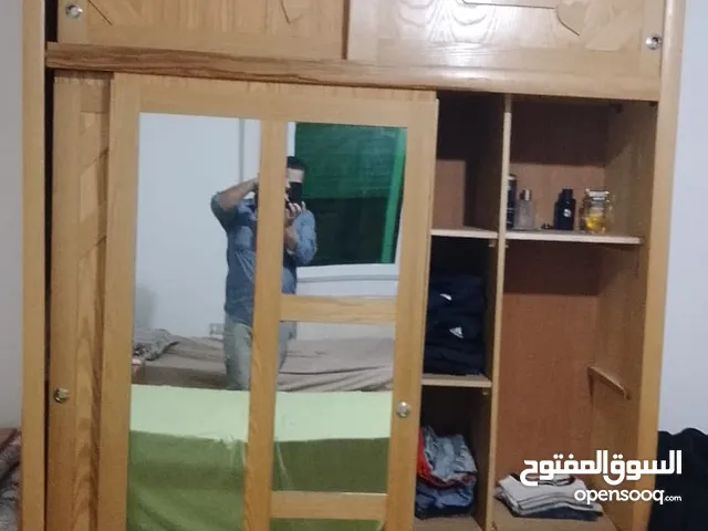 غرفة نوم مكونة من خزانة طابقين وتختين مفرد وكوميدينا