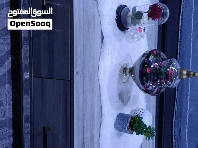 طاولة وسط للبيع شبه جديد تقيله تفصيل لون سكني مع مراية ع الجوانب تواصل واتس اب