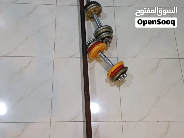 معدات تمرين رياضيه بار بوزن 20 كيلو مع قرصين وزن الواحد 2.5 و 2 دامبلز بوزن 7 كيلوجرام