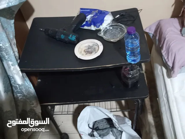 للبيع طاولتين استعمال خفيف طاوله التحرك بالعجلات السوداء