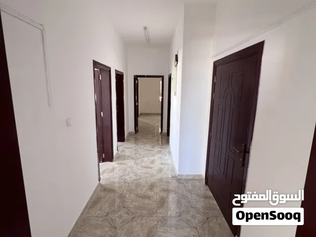 شقه كبيره 4 غرف وفي مكان رااقي جدا وهادي