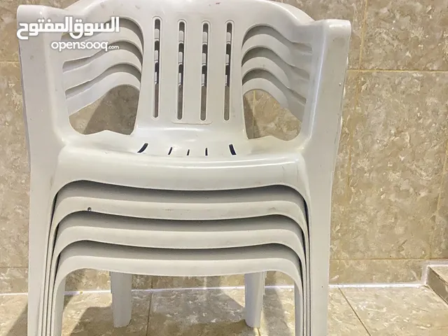 كراسي بلستك ابيض وطاولات