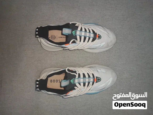 حذاء ر رجالي Adidas Boost أصلي 100٪ جيد تصميم عصري مريح جدًا للمشي والرياضة – لون أبيض أنيق.