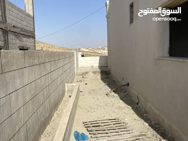 بيت عظم للبيع واجهه حجر مقصور من الداخل مسور من الخارج وبورسلان كامل داخلي موجود مطوب ومرخص