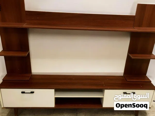 مكتبة/ستاند شاشة لون أبيض في بني – حالة ممتازة مكتبة شاشة أنيقة بتصميم عصري، ألوانها أبيض في بني