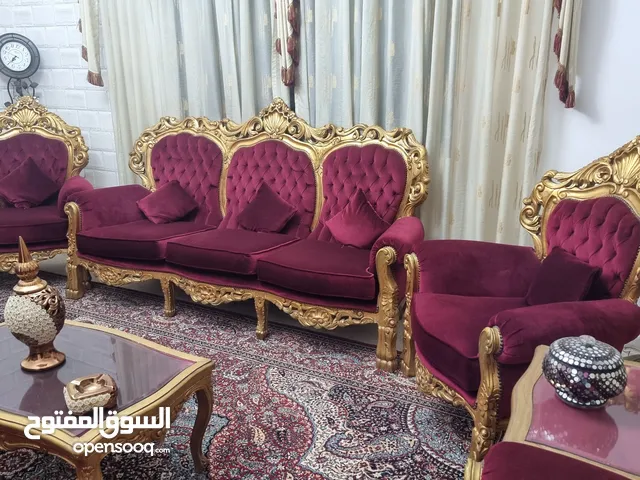 طقم صالون بحالة ممتازة مكون من 9 مقاعد مع طاولة مستطيلة كبيرة و طاولتين جانبيتين