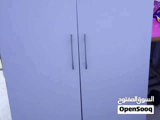 خزانة مفاتيح وطاولة تفصيل لاتيه ورجلين زان
