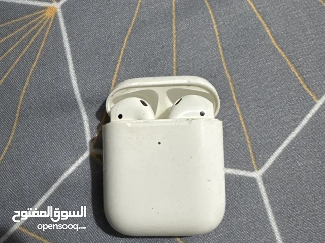 سماعة ايربودز 2 وايرلس airpods 2 wireless نظيفة بدون أي مشكلة (لك كفالة يوم لو طلعت فيها مشكلة)