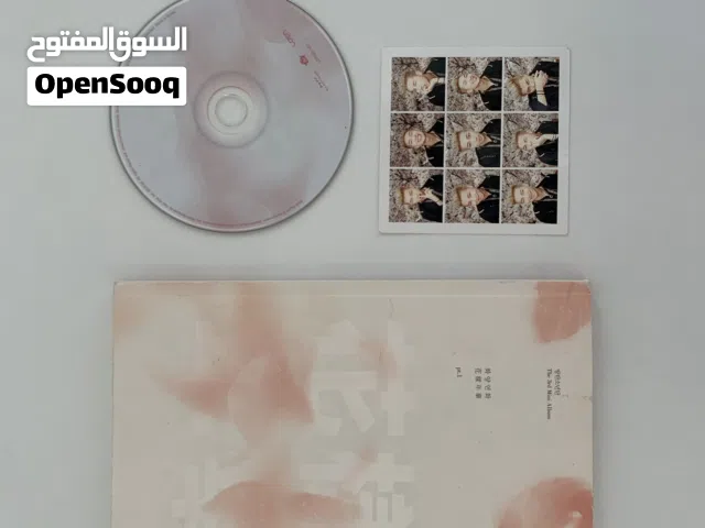 ألبوم لفرقة BTS مع محتويات الظاهرة في الصورة