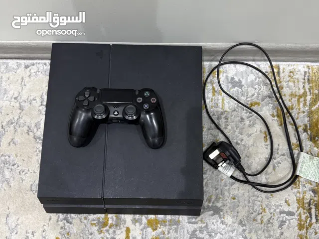 للبيع PS4 نظيفة جدا مع وايرها وقير اصلي خالي من المشاكل