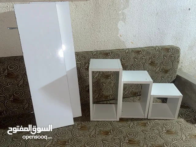 رفوف غرفه نوم لون ابيض بحاله ممتازه