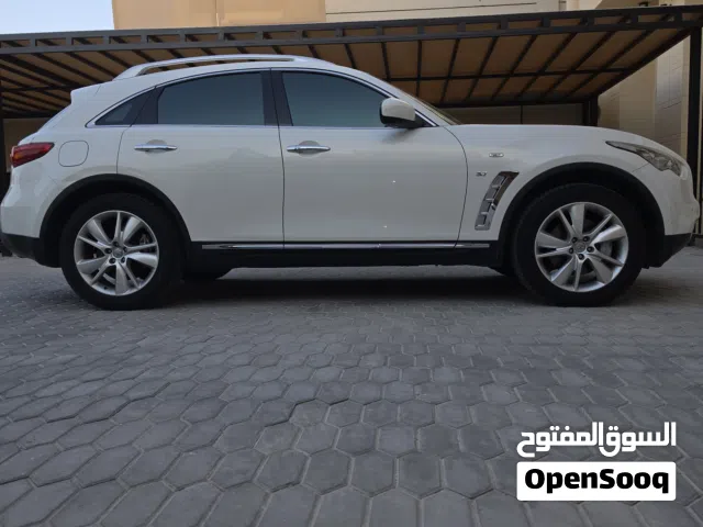 2015 إنفينيتي QX70 Luxury