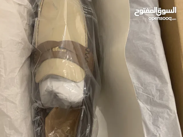 للبيع جوتي جديد غير مستخدم سعر الشراء 79 دينار مجمع الأفنيوز مقاس 44