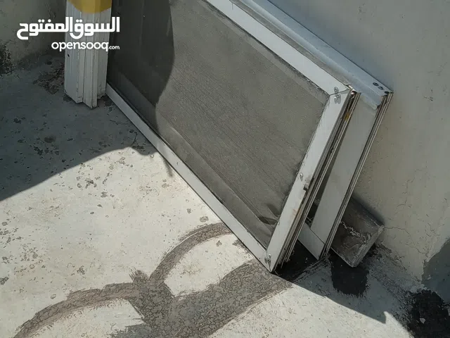 شباك المنيوم ابيض قياس متر ب متر مع منخل ورخامة