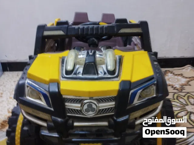 سياره اطفال حجم كبير شغاله ما بيها اي شي فقط يحتاج شاحنه وبطاريه معاها ريموت تحكم