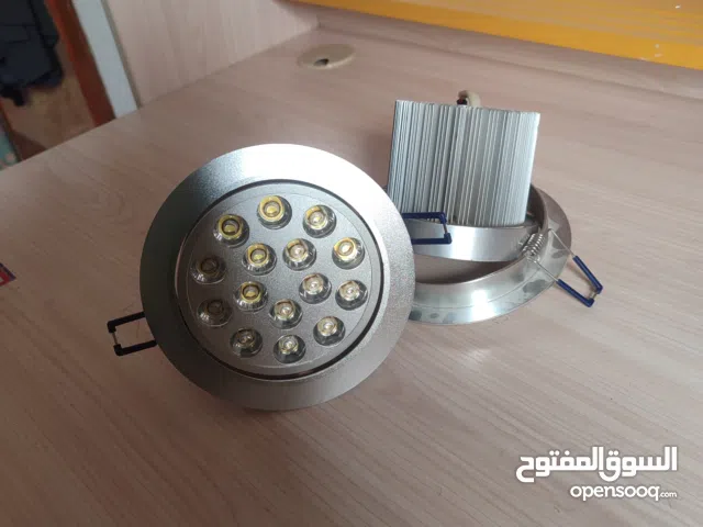 إضاءة سبوت لايت كبيرة