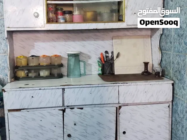 دولاب مطبخ ب20الف وشاشه مع الطاوله ب60الف العنوان الحصبه