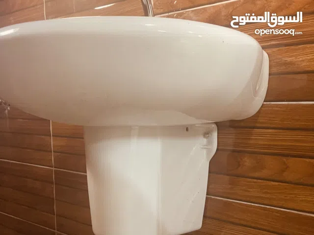 مغسلة مع معداتها