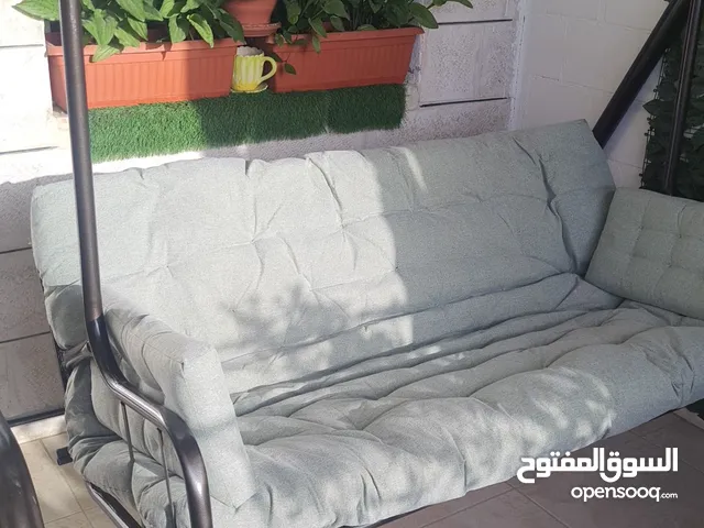مظله من إيكيا ثقيله قاعدتها حديد ومرجيحه 3 مقاعد بفرش او بدون