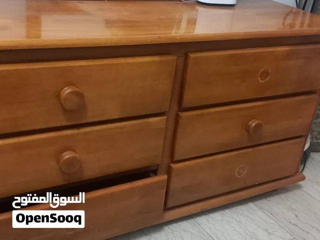 Bedroom with 2 single beds  غرفة نوم ب 2 سرير صغير