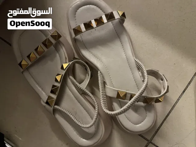 أحذية للبيع، إبتداءا من 10 دراهم فقط!!