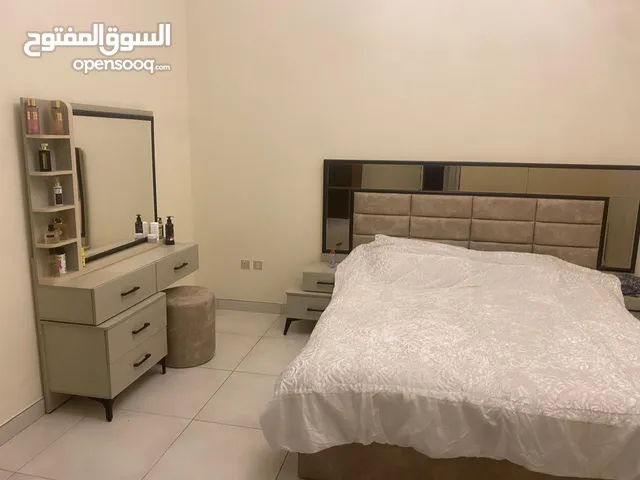 اربع غرف نوم 3 للاهل وواحدة لشاب او صبية مع دواليب وجميع المستلزمات بسعر مغري جدًا