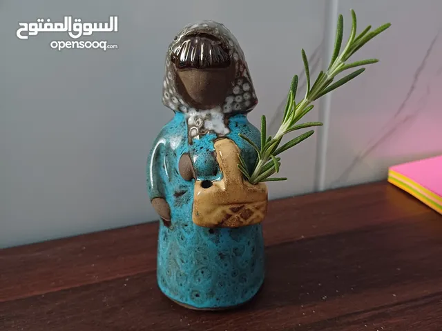 مزهرية صغيرة لفتاة الزهور قطعة حرفية