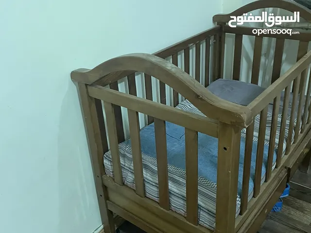 سرير أطفال للبيع