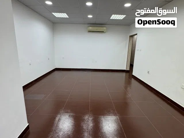 للإيجار شقة كبيرة  مكيفة في الخوير 33 بالسوق التجاري
