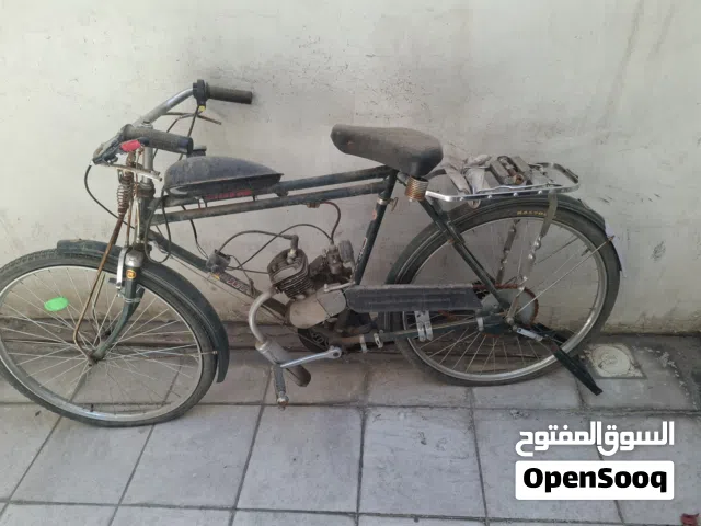 دراجة هوائية مركب عليها مانور يعمل بالبنزين