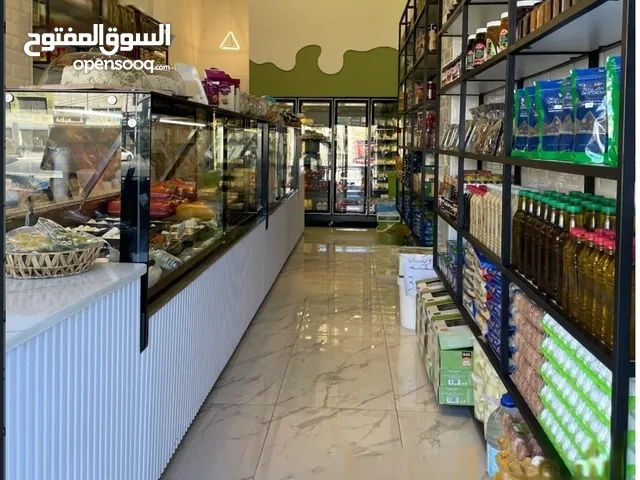 فرصة استثمارية مميزة! للبيع محل تجاري شغال وجاهز في موقع حيوي واستراتيجي.
