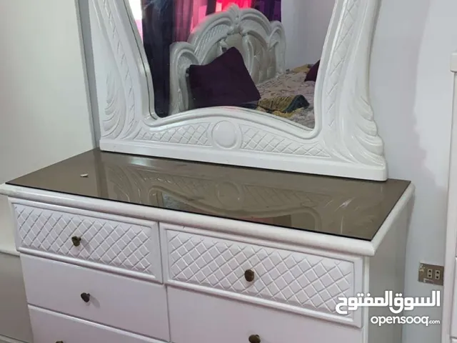 غرفة نوم لون ابيض بحالة جيدة