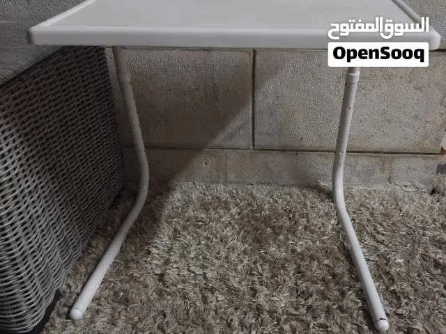 طاولة لون أبيض