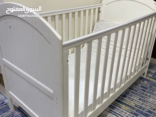 للبيع سرير اطفال بحاله ممتازه ونظيف