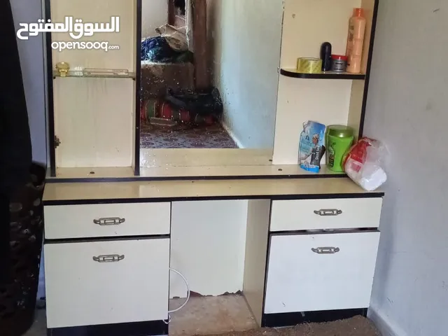 تواليت مرتبة مراية غرفة نوم