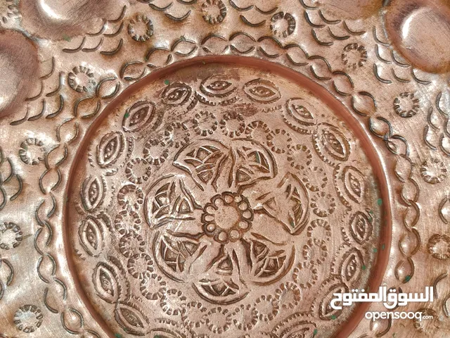 طبق منقوش من النحاس الأحمر