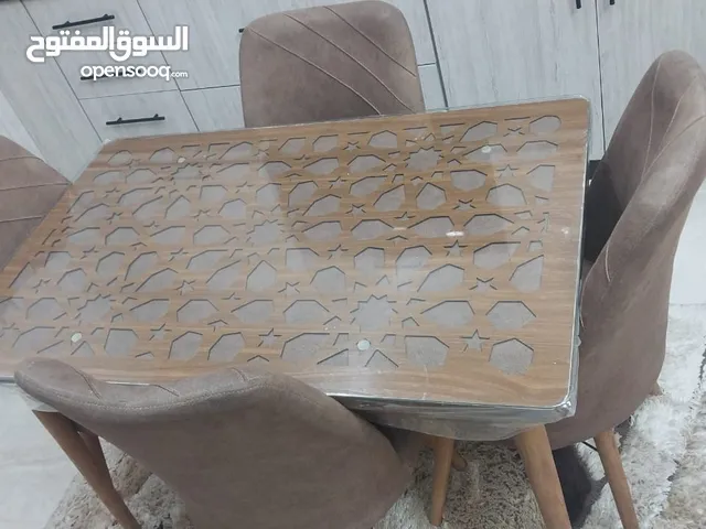 طاولة طعام