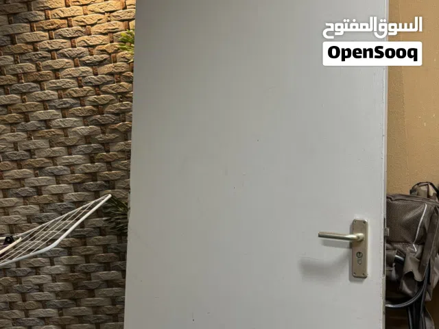 للبيع باب خشبي نظيف بحالة ممتازة