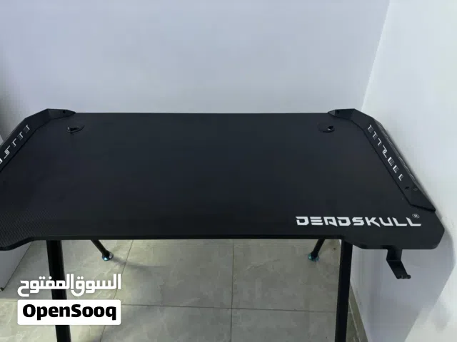 طاولة جيمنج بحالة ممتازة مع الاضاءة
