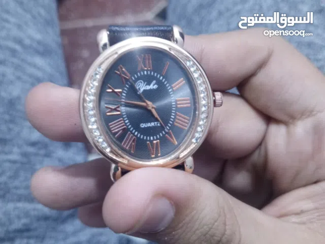 ساعة من ماركة yahe لونها اسود نسائية جميلة وجذابة وتستعمل في اللبس الرسمي والكجول