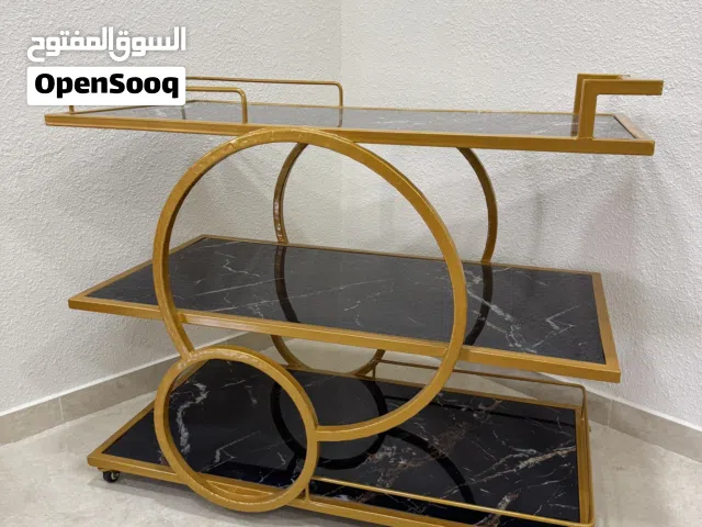 عربة تقديم فاخرة بتصميم أنيق ومصنوعة بعناية خاصة