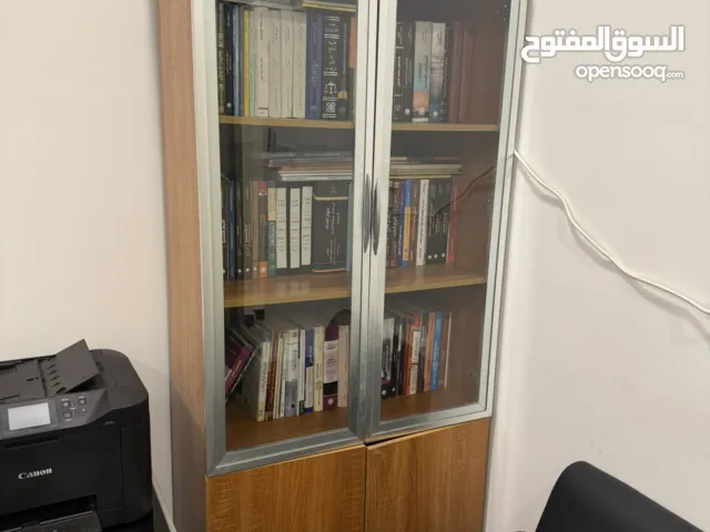 مكتبة بابين نظيفة و ميز مكتبي قياس 160 نظيف للبيع