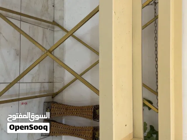 طاولات حلوه وكبيره اثنين وحده تتصفط والثانيه دائريه