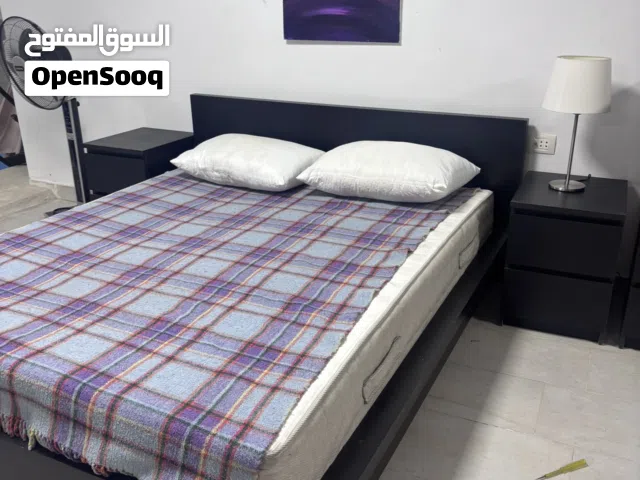 غرفة نوم بتصميم مودرن وأنيق من ايكيا باللون الأسود تتكون من سرير مزدوج وكوميدينا عدد2 وخزانه ادراج